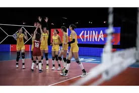 中国女排横扫美国！朱婷张常宁龚翔宇联手41分！郎平1调整是关键图片