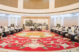 虞爱华分别与王健林、鲁贵卿商谈合作事项图片