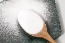 小苏打做洗洁剂已经落伍了，这2样东西放一起，比小苏打好用10倍视频封面