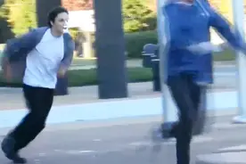 恶搞：老外街头用奶油往路人脸上糊，遭路人狂追三条街视频封面