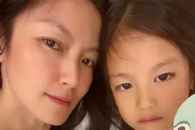 林熙蕾罕见晒母女合照！44岁女神无惧素颜出镜，女儿高颜值吸睛图片
