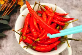 腌辣椒时，只放盐就错了！多加这2味，辣椒不烂不发霉，吃着才香图片