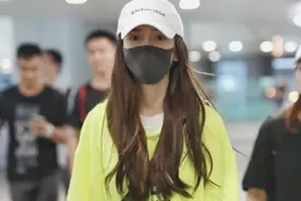 还在穿匡威？最近火了阿迪牌“彩虹鞋”，少女心与帅气并存图片