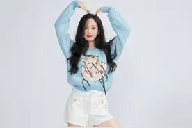 杨幂过34岁生日，穿蓝色毛衣配超短裤，似初恋中的少女一样清纯图片