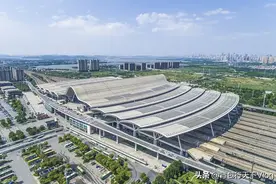 武汉火车站是亚洲最大的高铁站之一，曾被评为全球最美建筑图片