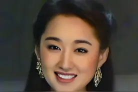 杨钰莹21岁时一组美照，当年就凭这个样子，一夜间征服全国观众图片