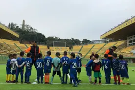 在广州，有一群小孩平时就在中超主场里边训练图片