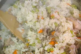 排骨焖饭超简单做法，只用一个电饭煲就搞定，营养美味懒人必备！视频封面