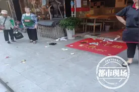 九江：环卫工人怒将垃圾倾倒店内，因为店主丢垃圾在马路牙子上？图片