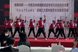 “成都名中医流动车”开进锦江三圣花乡 名中医在家门口望闻问切图片
