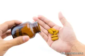60岁老人痛风难诊治，饮食无法降尿酸，药物不敢随便用，怎么办？图片