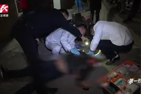 监控记录摔倒过程！男子骑摩托车摔伤头部流血，目击者：报警求助视频封面