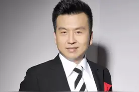 央视著名主播张泽群：55岁做父亲，对家乡河南一往情深图片