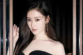 张天爱：黑色抹胸上衣搭配短裙，性感迷人又不失优雅图片