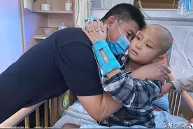 9岁男童生病后出现怪状：只认识父母，每天狂啃卫生纸说是吃炸鸡图片