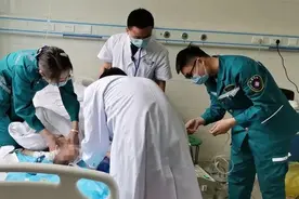 10个月大的宝宝呛奶心脏骤停，医护人员全力急救，抢回一命图片
