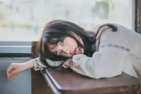 火车上，白裙女孩图片