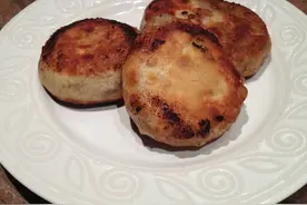 做好早餐馅饼有技巧，不破不露，个个薄皮大馅鲜嫩多汁，特好吃图片