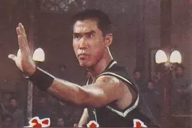 李连杰师父李俊峰，国家队武术总教练，82岁身轻如燕，精神抖擞图片