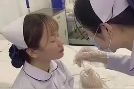 （视频）@太原人，心疼！医学生强忍不适配合练习插胃管，选择这条路就坚定地走下去图片