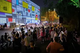 济南这个白盒子又火了！老建筑楼体灯光秀点亮济南图片