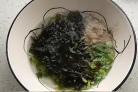 馄饨汤怎么调！这3样打底，5味料用开水一冲，比鸡汤骨汤还鲜美图片