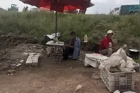 日照大娘的露天小摊，环境很乱，卫生很脏，8元一份没人吃图片