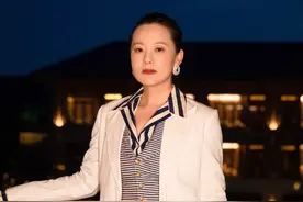 咏梅才真正温柔到骨子里了，穿白色西装干练知性，气质从容优雅图片