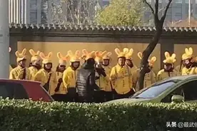 外卖小哥头上的竹蜻蜓和袋鼠耳朵，你Pick哪一个？图片