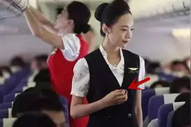 为什么上飞机时，空姐会咔咔的按手里的“按钮”？视频封面