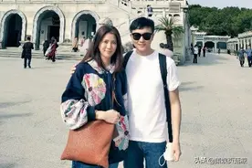 袁咏琳再游普陀山，夫妻搞怪合影惹人喜，疑是在还愿当年求子成真图片