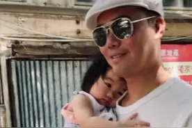 54岁谢天华子女正脸曝光，怀中女儿软萌可爱，儿子戴墨镜颜值似爸图片