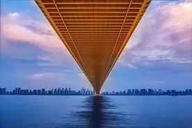 中国再出手建世界工程，建造4000米跨江大桥，外国网友为中国点赞图片