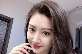 景甜520晒自拍，穿格子西装干练优雅，一头披肩长发更温柔图片