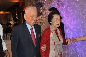 千亿富豪不受一夫多妻影响，独爱老年痴呆妻子，和前儿媳一起用餐图片