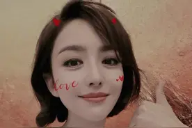 佟丽娅晒短发自拍庆六一 嘟嘴比耶表情可爱图片