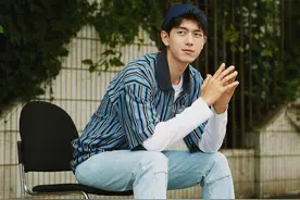 李现活动写真 条纹衬衣演绎街头少年图片