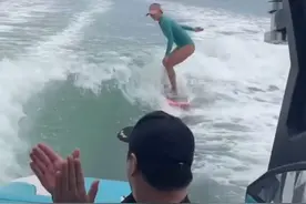 超模瞿颖玩冲浪？穿泳衣大秀1米2长腿，太性感引黄渤一直盯着图片