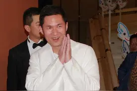 马云好友钱峰雷：6年从穷小子变巨富，街头被砍悬赏1000万图片