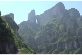 心跳爆表！玻璃栈道出现划痕，施工人员千米高空悬崖上更换玻璃视频封面
