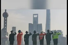 警航队悬挂国旗、警旗飞过外滩图片