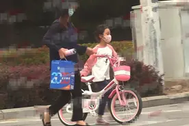 7岁甜馨街头骑单车又美又飒，使劲抬车上台阶相当独立图片