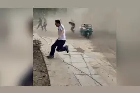 钱塘江大潮激起巨浪！看潮游客惊呼手机被冲掉视频封面