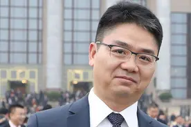 刘强东很纳闷，同样一件商品，为啥拼多多比京东便宜这么多？图片