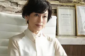 女人爱美不分年纪！看53岁日本女神莉香的穿搭，越老越优雅图片