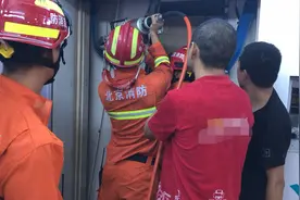 房山一女子被困电梯昏迷，消防员破拆施救图片