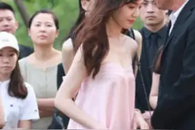 唐嫣穿着“恨天高”穿行草地，一踩一个坑，她的鞋跟究竟有多高？图片