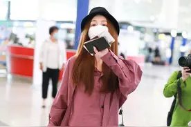 姚笛大方现身机场，男友风红色格子衫遮好身材，无名指戒指抢镜图片