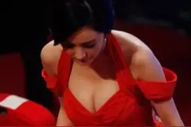 杨幂为什么只爱穿裙子，不爱穿裤子？看到照片后大家瞬间就明白了图片