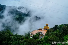 马来西亚一座寺庙 位于海拔1402米的高原之上 是华裔老板思乡而建图片